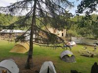 pole namiotowe z namiotami