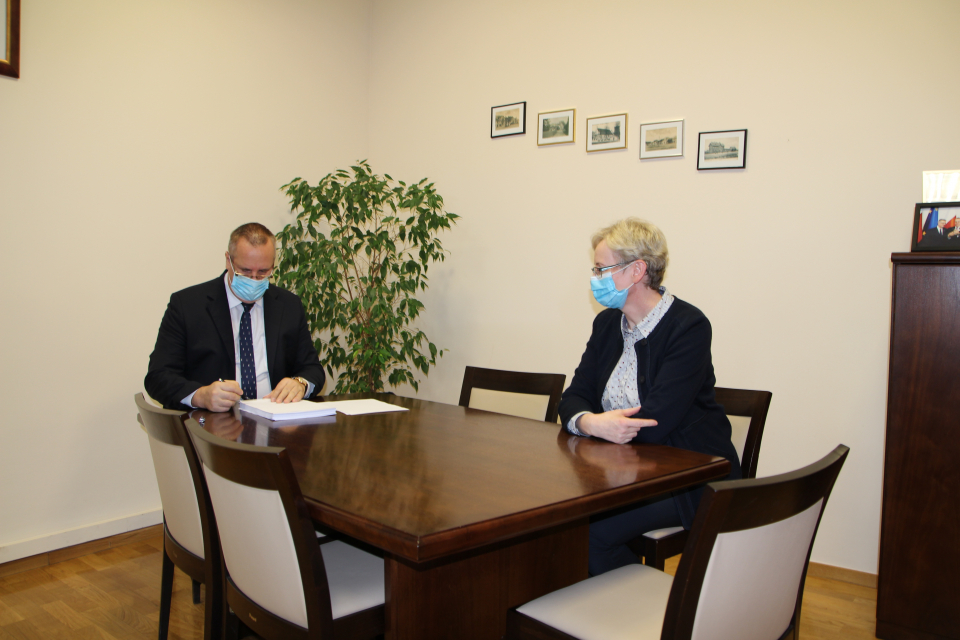 Podpisanie budżetu na 2021r. Burmistrz MiG Murowana Goślina z Panią Skarbnik przy stole w gabinecie burmistrza.