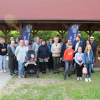Zdjęcie - grupa osób przed wiatą