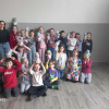 grupa dzieci ustawiona do wspólnego zdjęcia