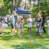 mieszkańcy podczas festynu w parku, kolorowe balony