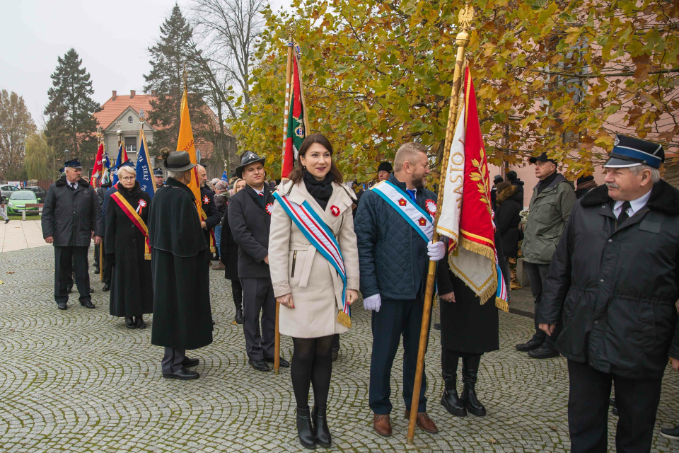 poczty sztandarowe po wyjściu z kościoła