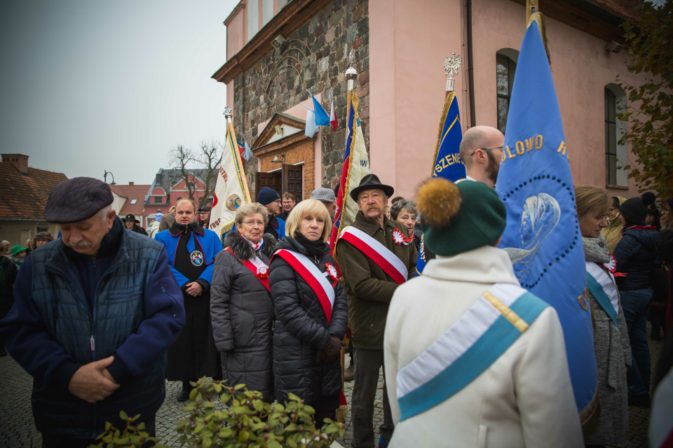 poczty sztandarowe po wyjściu z kościoła