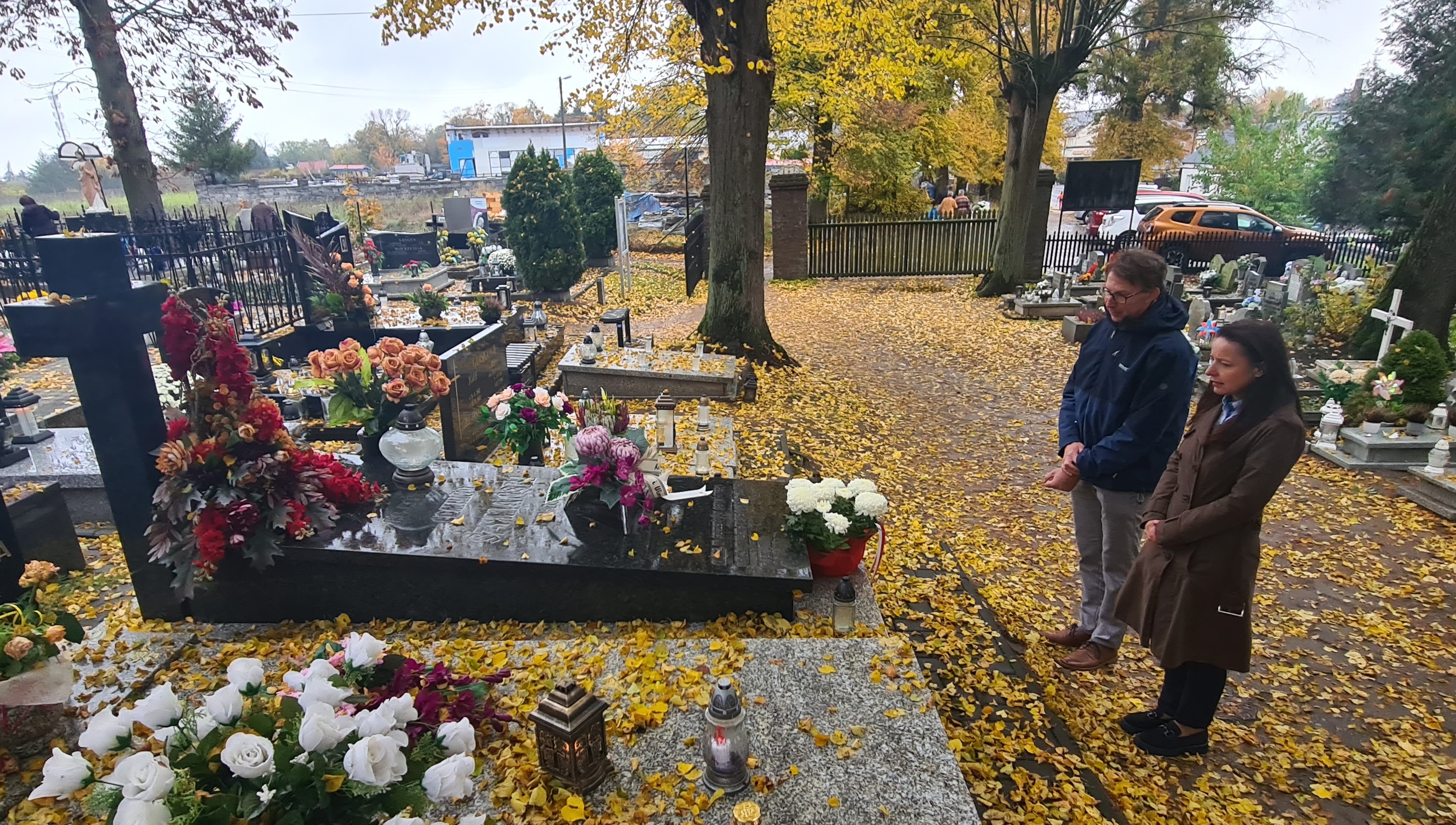 na cmentarzu